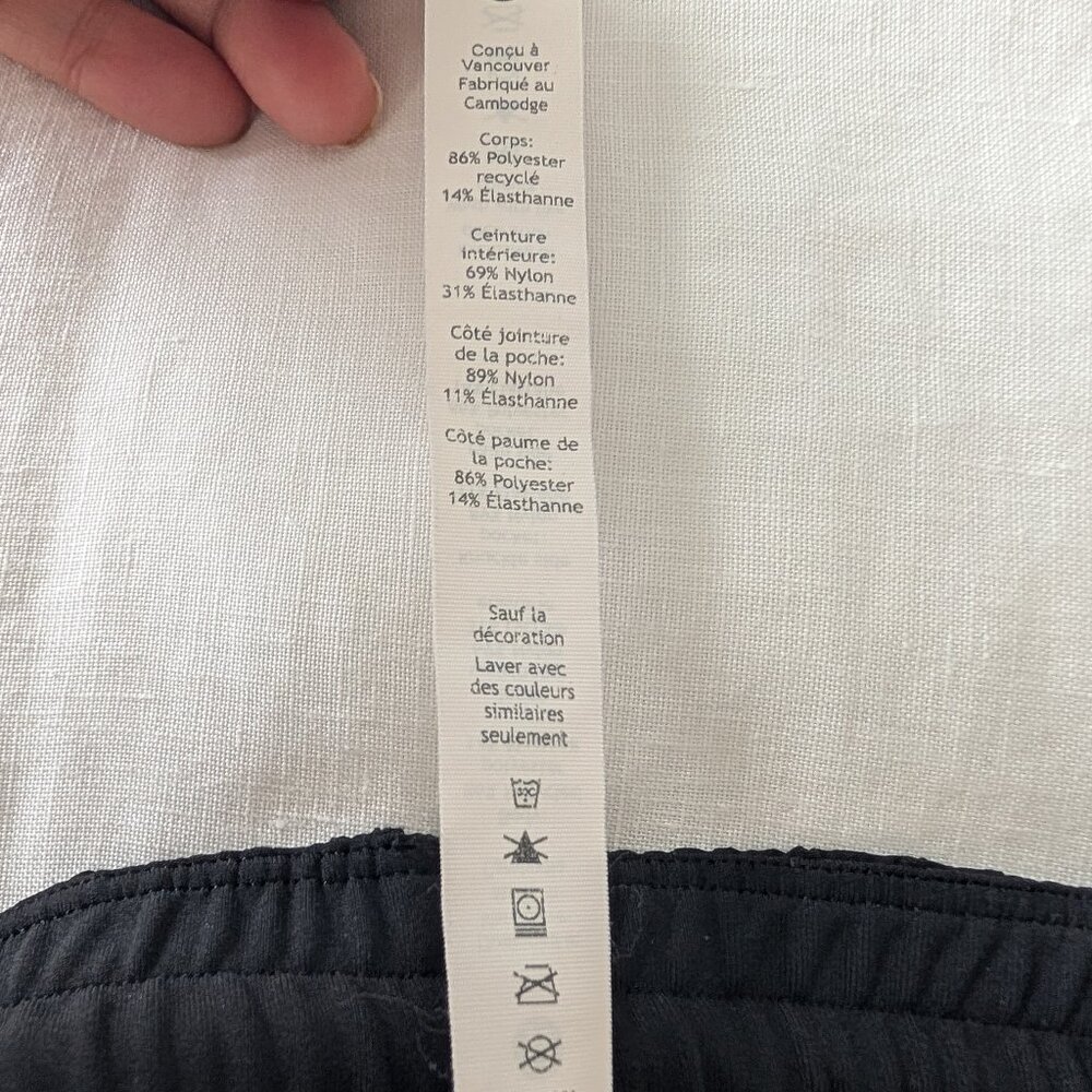 Lululemon Athletica Black Stroll at Sundown Mid-Rise Sho Shorts — Women’s Size 6 - Picture 6 of 6